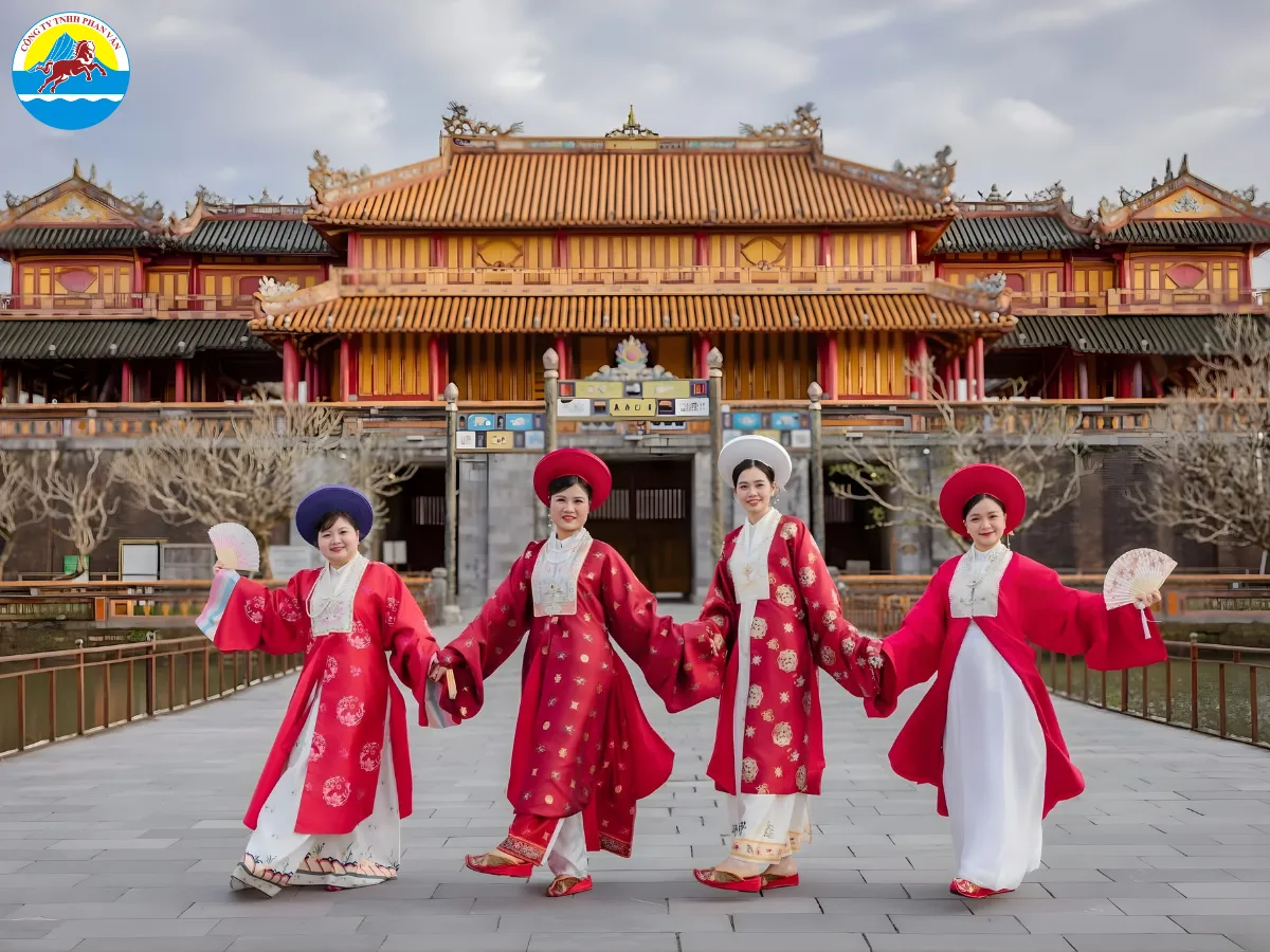 Cần mặc trang phục kín đáo, lịch sự