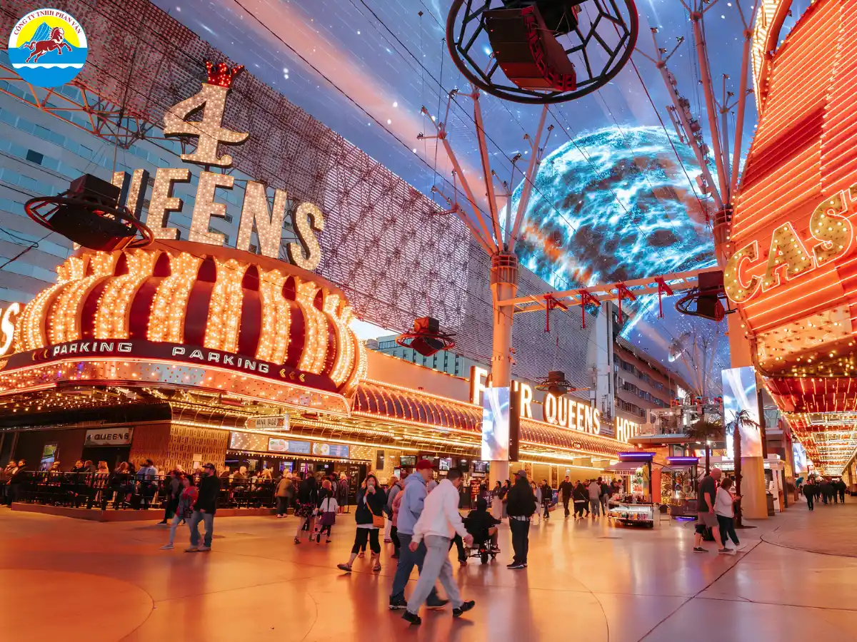 Du khách đi dạo Las Vegas Strip