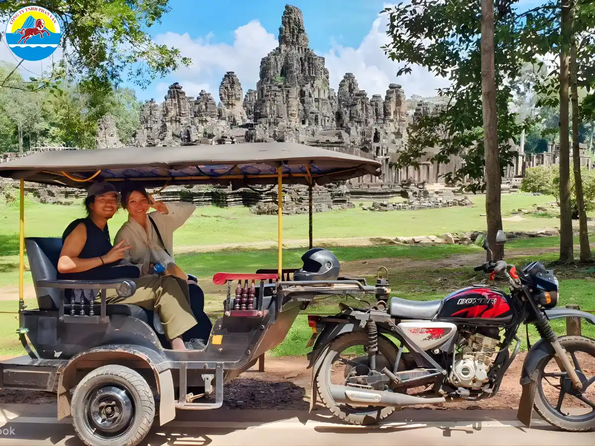 Thuê xe Tuk tuk để di chuyển và ngắm cảnh