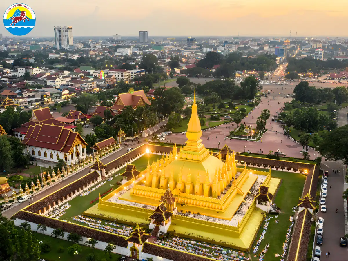 Mùa khô kéo dài từ tháng 12 đến tháng 4 năm sau được xem là giai đoạn lý tưởng nhất để du lịch Lào