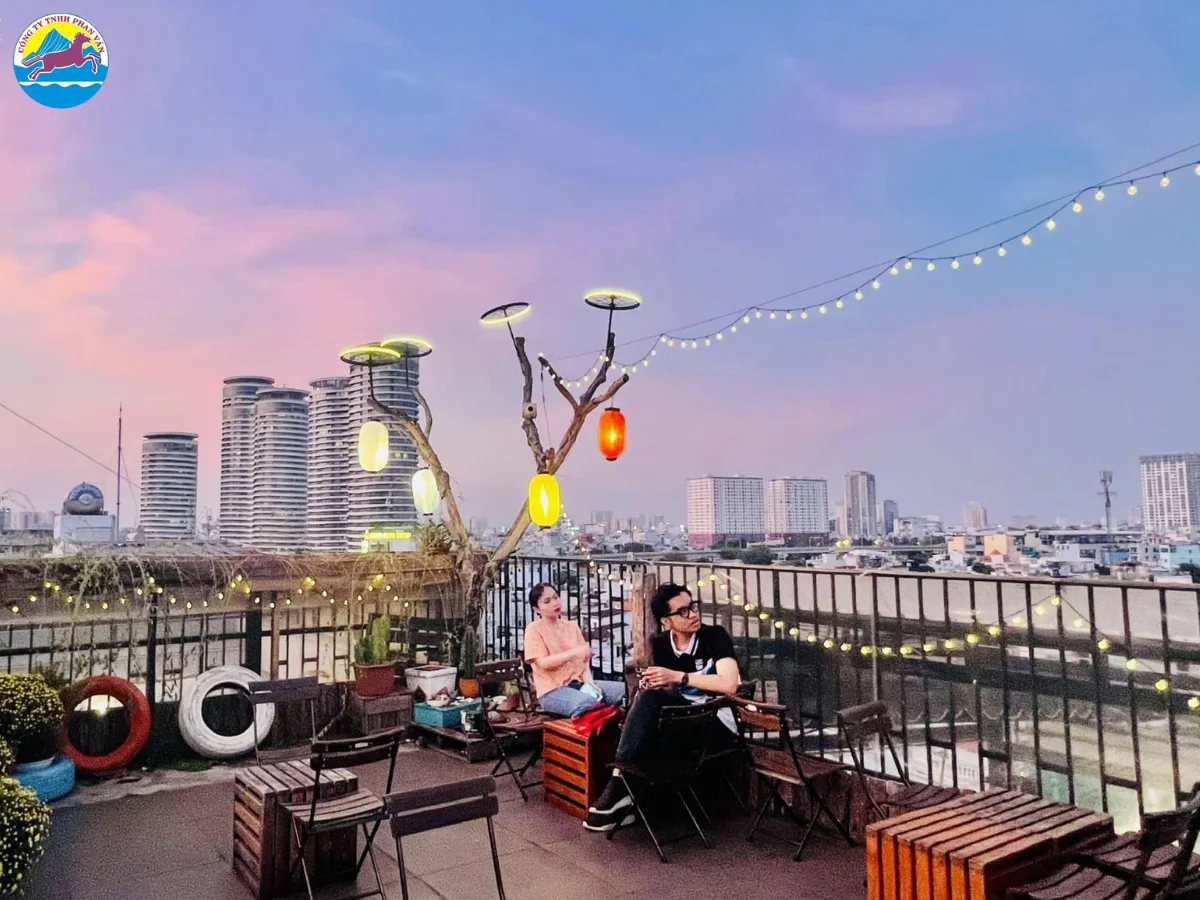 Các quán cà phê sân thượng có tầm nhìn bao quát để bạn ngắm trăng tròn