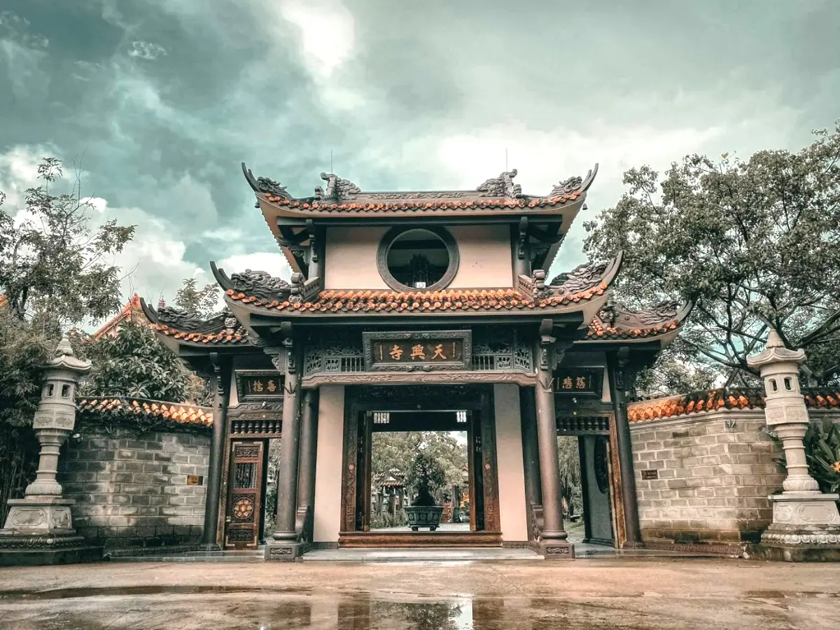 Chùa Thiên Hưng khoác lên mình nét cổ kính, trầm mặc