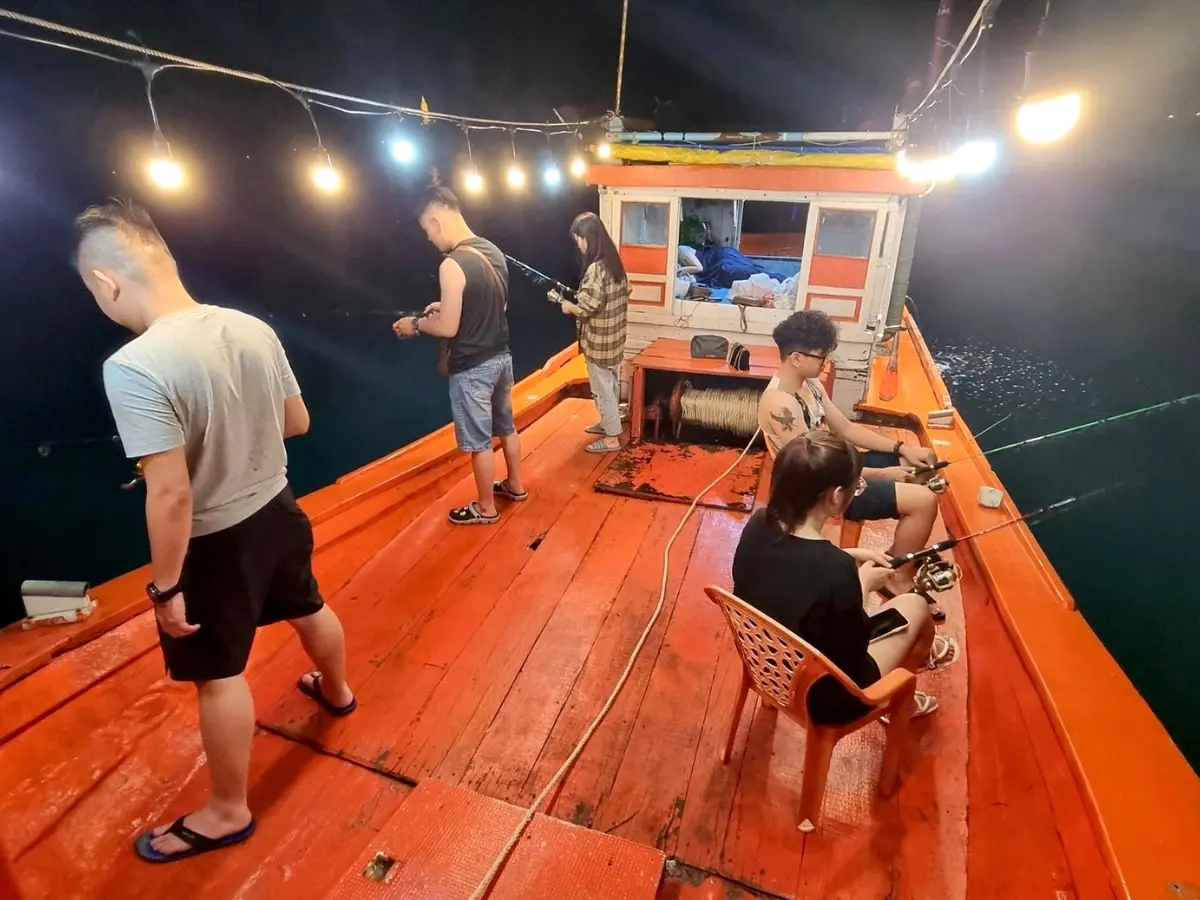 Tour câu mực đêm Đà Nẵng thuê tàu riêng