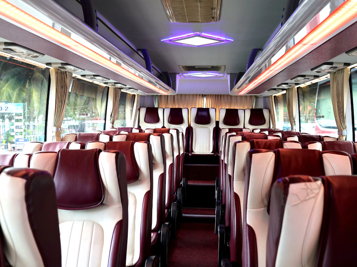 Ghế da ôm trọn cơ thể, không gian thoáng rộng, đèn ambient chill hết nấc