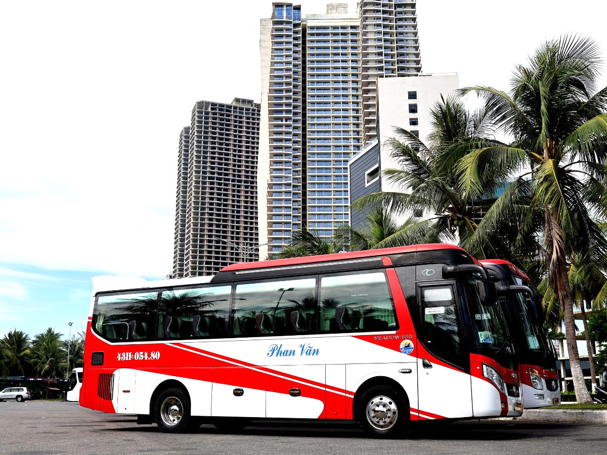 Xe 35 chỗ Phan Văn nổi bật giữa phố biển Đà Nẵng, sẵn sàng cùng bạn băng qua mọi nẻo đường đến Lào với phong cách chuyên nghiệp và đẳng cấp