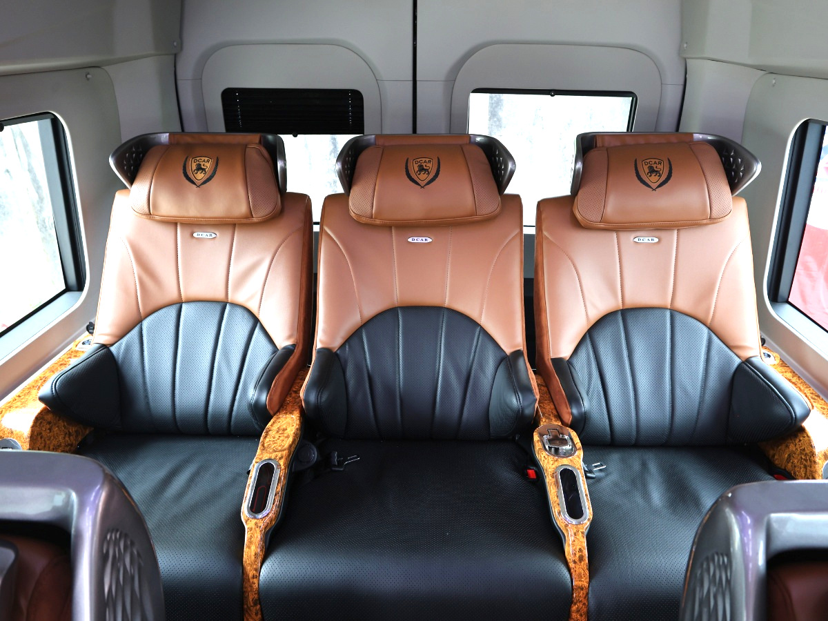 Ghế ngồi bọc da cao cấp, có thể điều chỉnh theo nhiều kiểu khác nhau