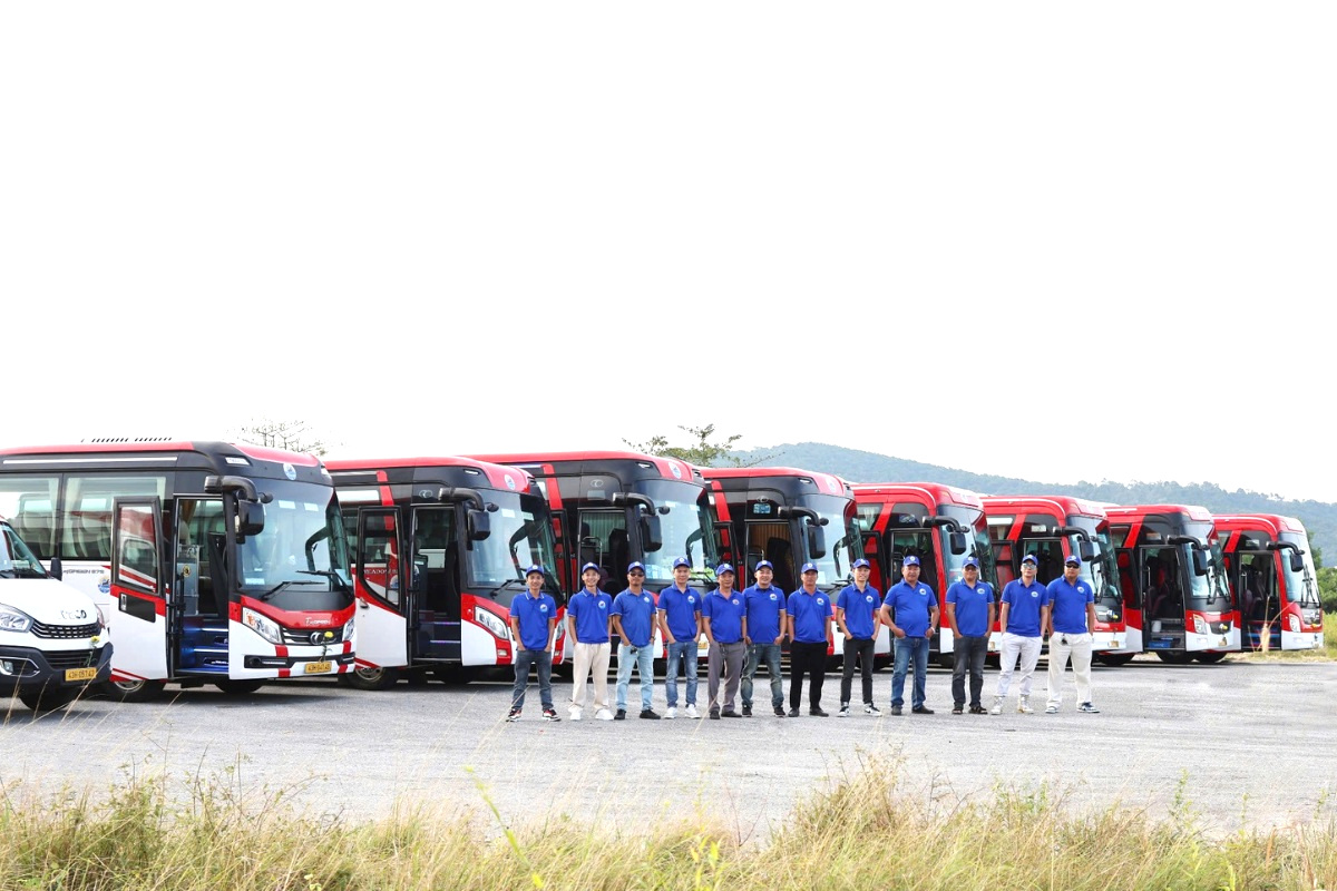 Đội ngũ tài xế Phan Văn luôn thân thiện phục vụ khách hàng trên mọi chặng đường