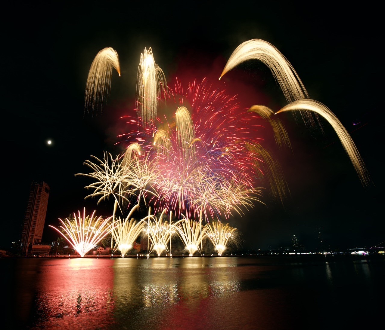 Màn trình diễn pháo hoa cực kì lộng lẫy và rực rỡ