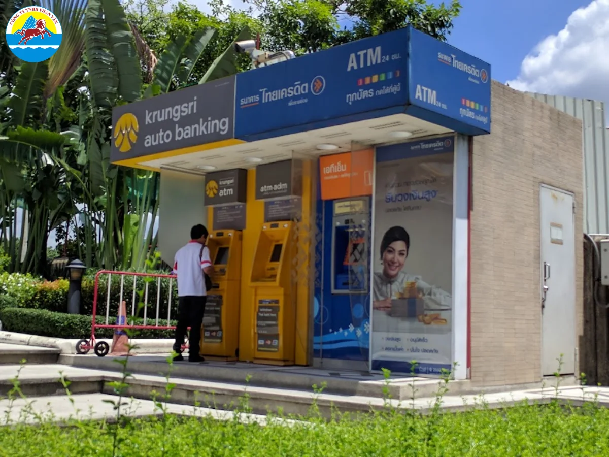 Rút tiền từ cây ATM tại Thái Lan