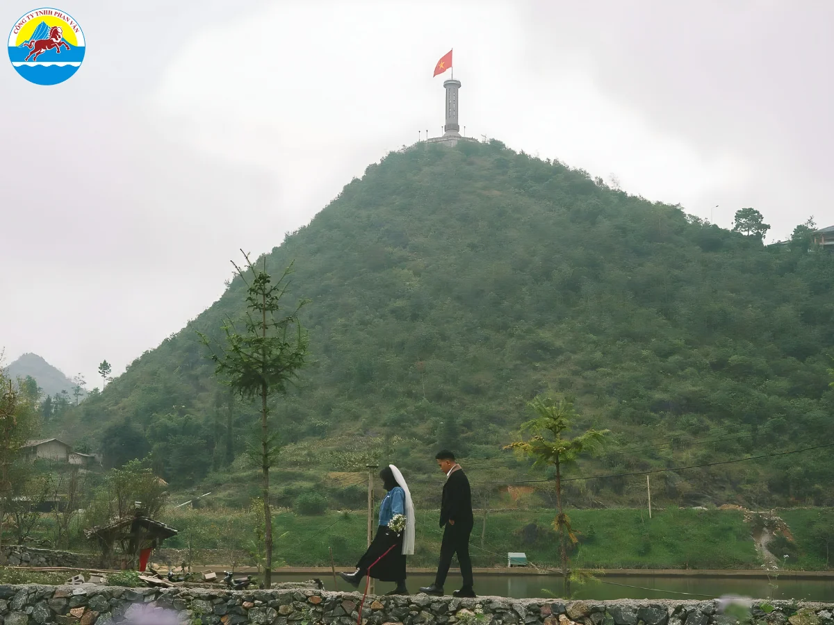 Di chuyển ra cột cờ Lũng Cú