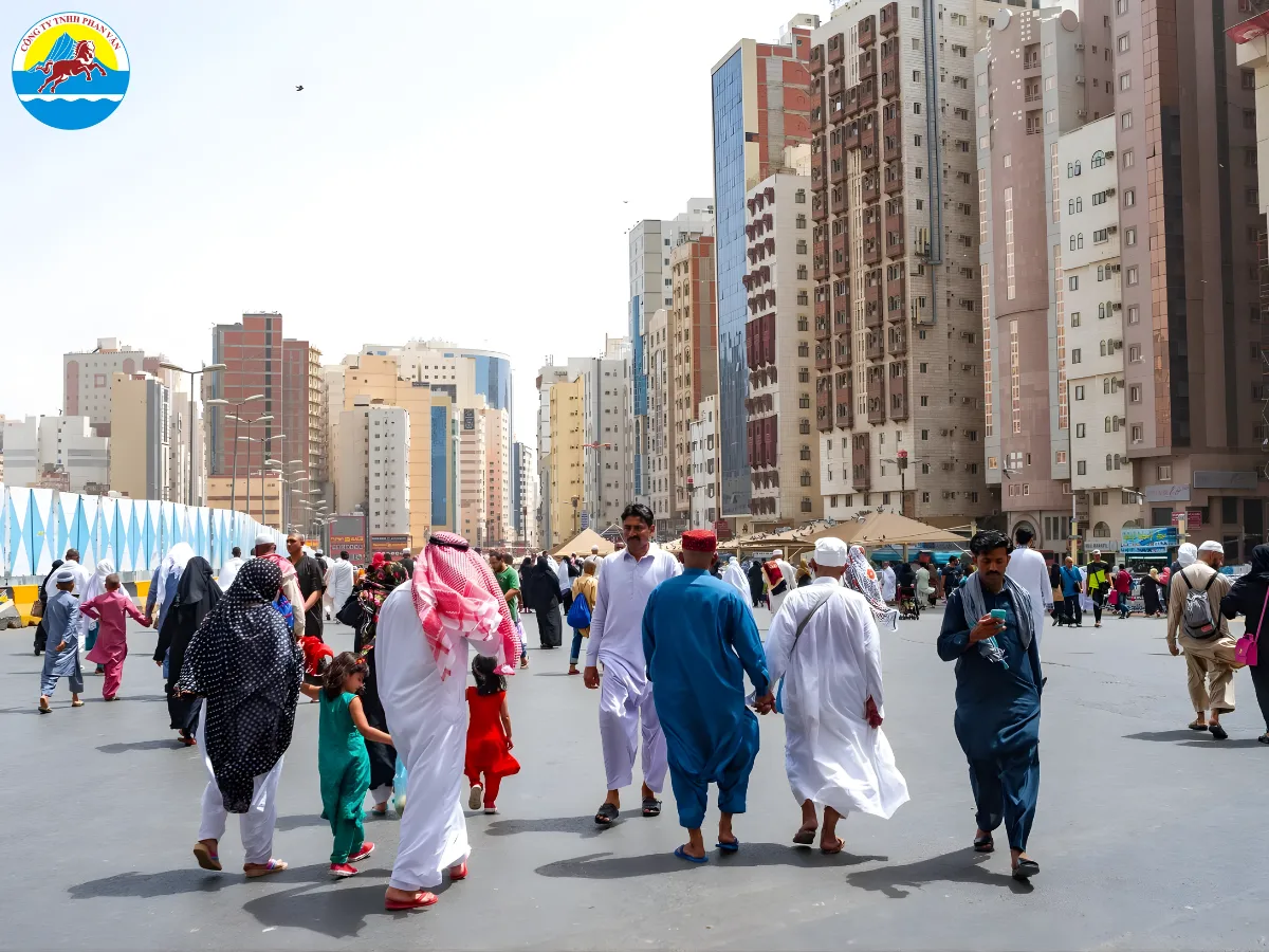 Du khách cả nam và nữ cần ăn mặc kín đáo