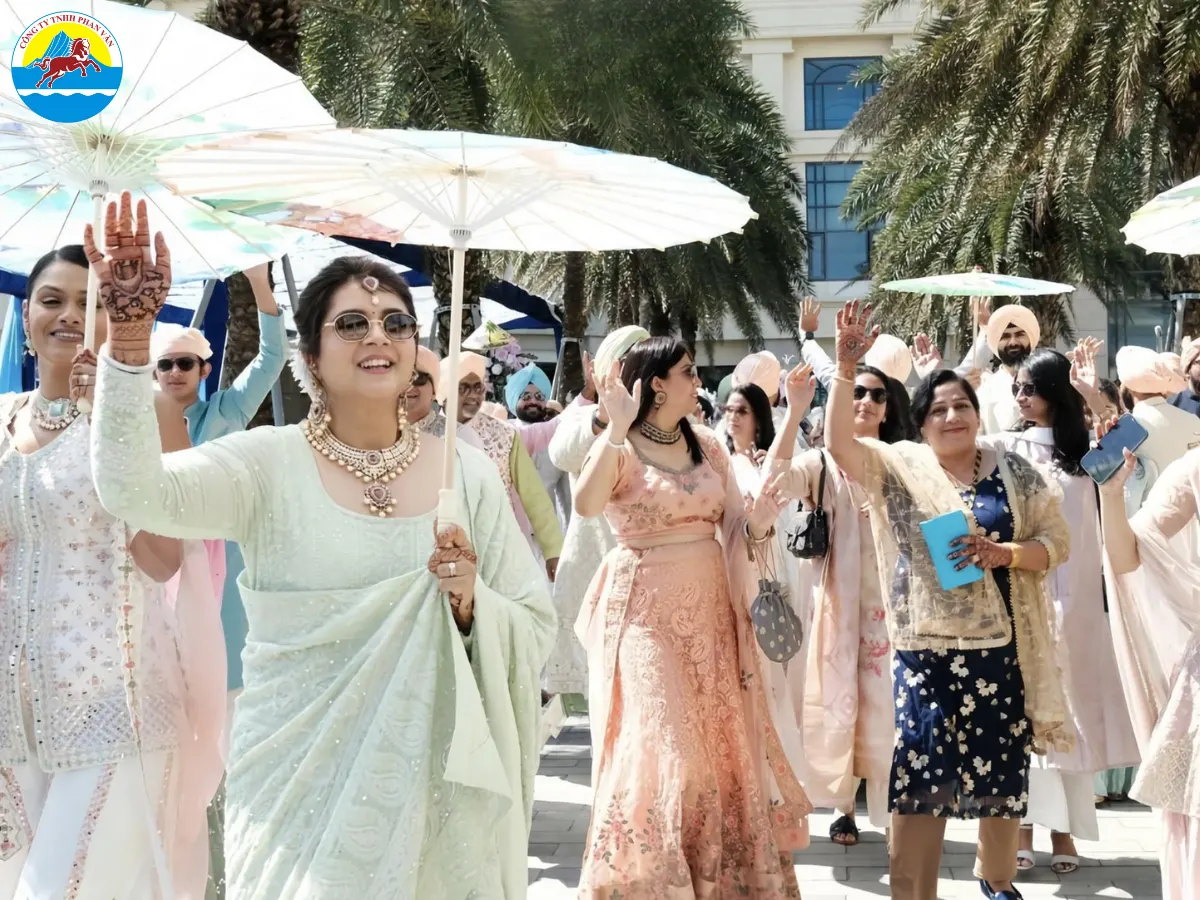 Phụ nữ nên chọn đồ kín đáo, che vai và chân