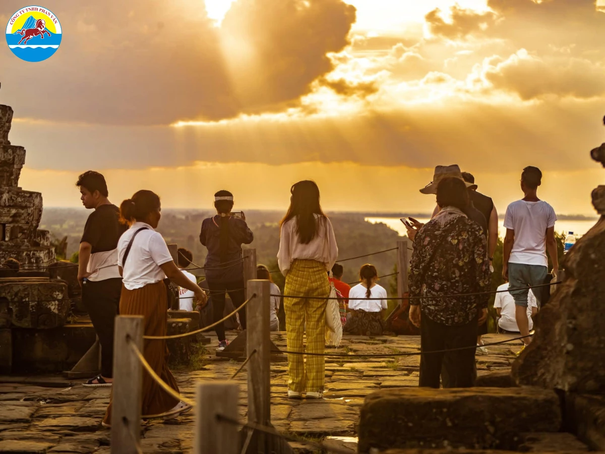 Phải che kín vai, ngực và đầu gối khi vào đền