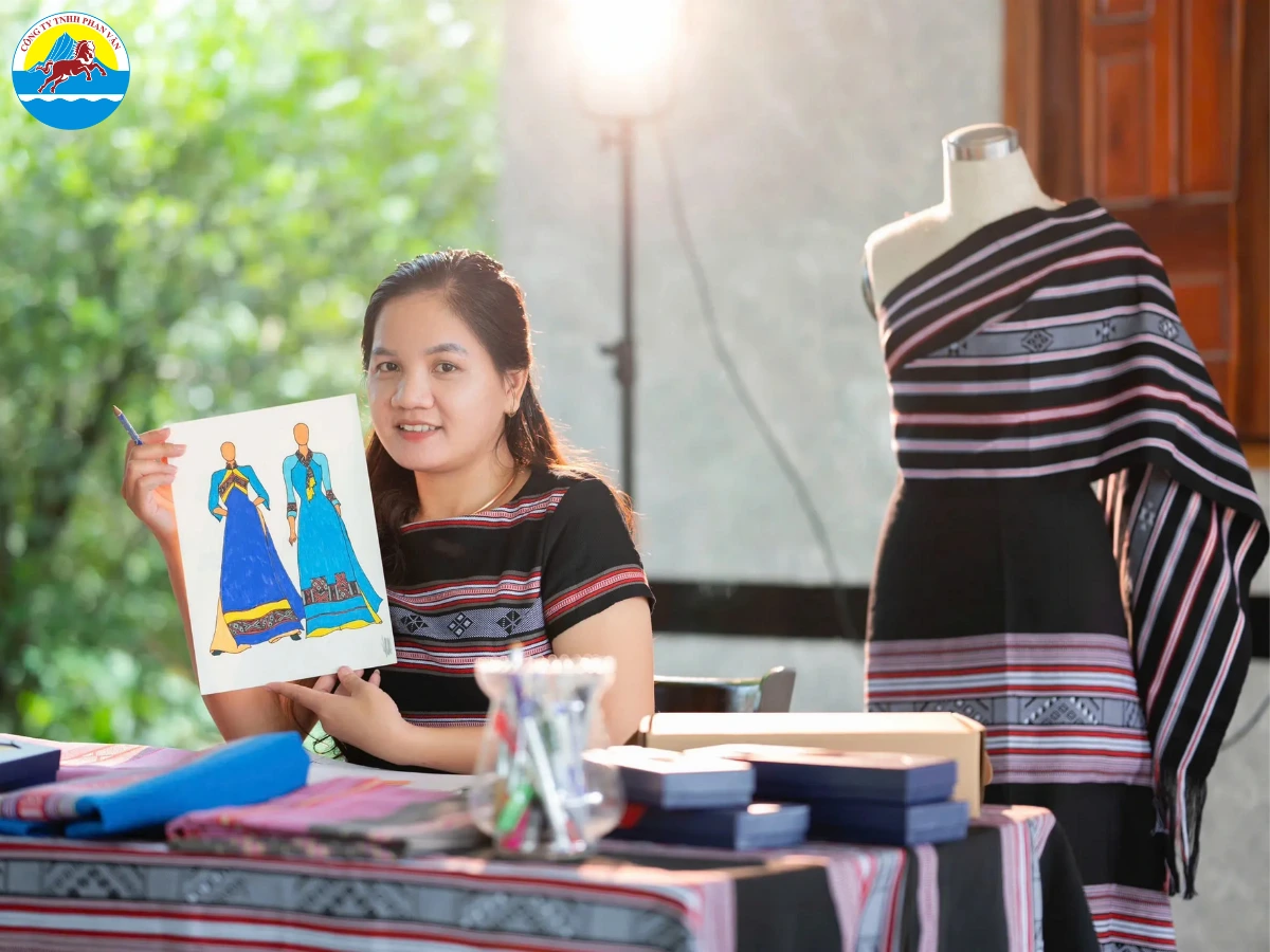 Nghệ nhân Hrê dệt thổ cẩm tại làng Teng