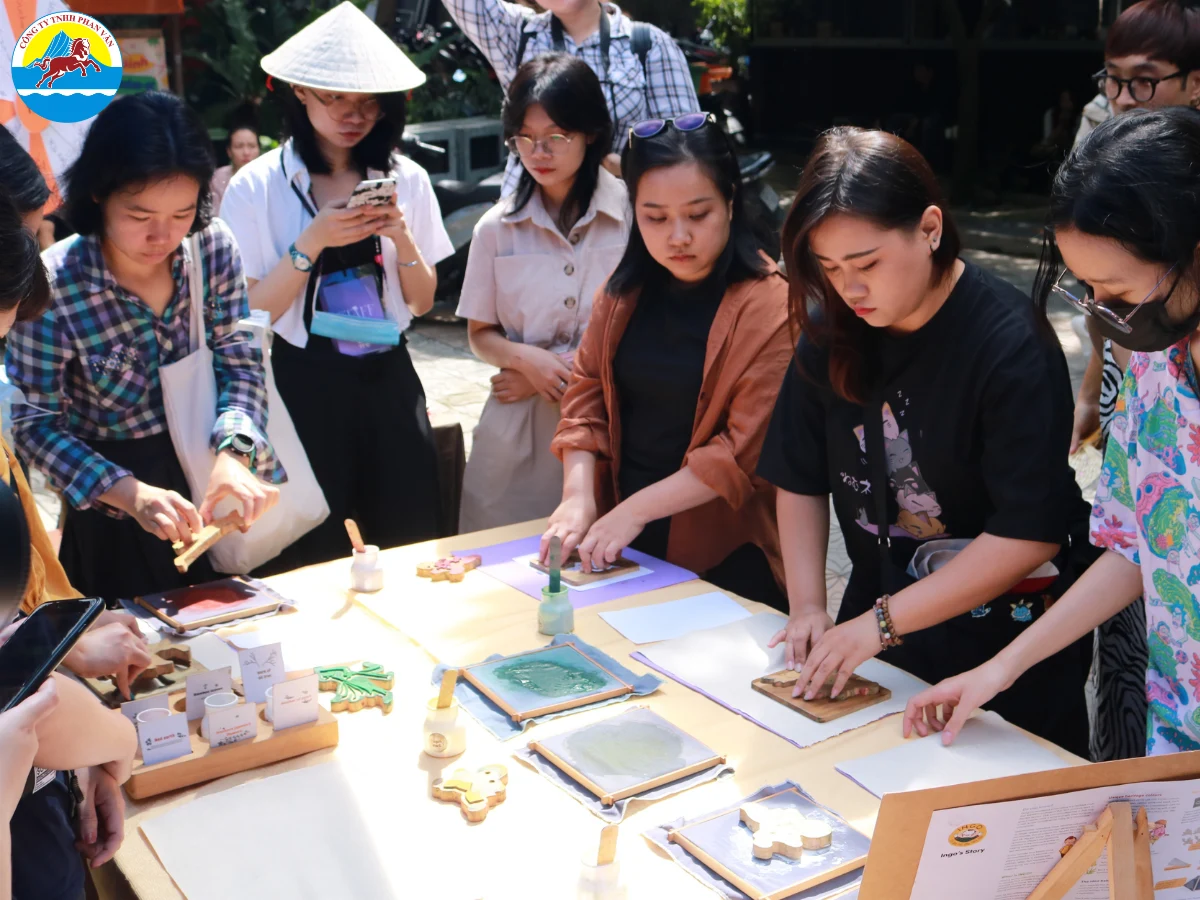 Du khách trải nghiệm in tranh Đông Hồ tại làng nghề