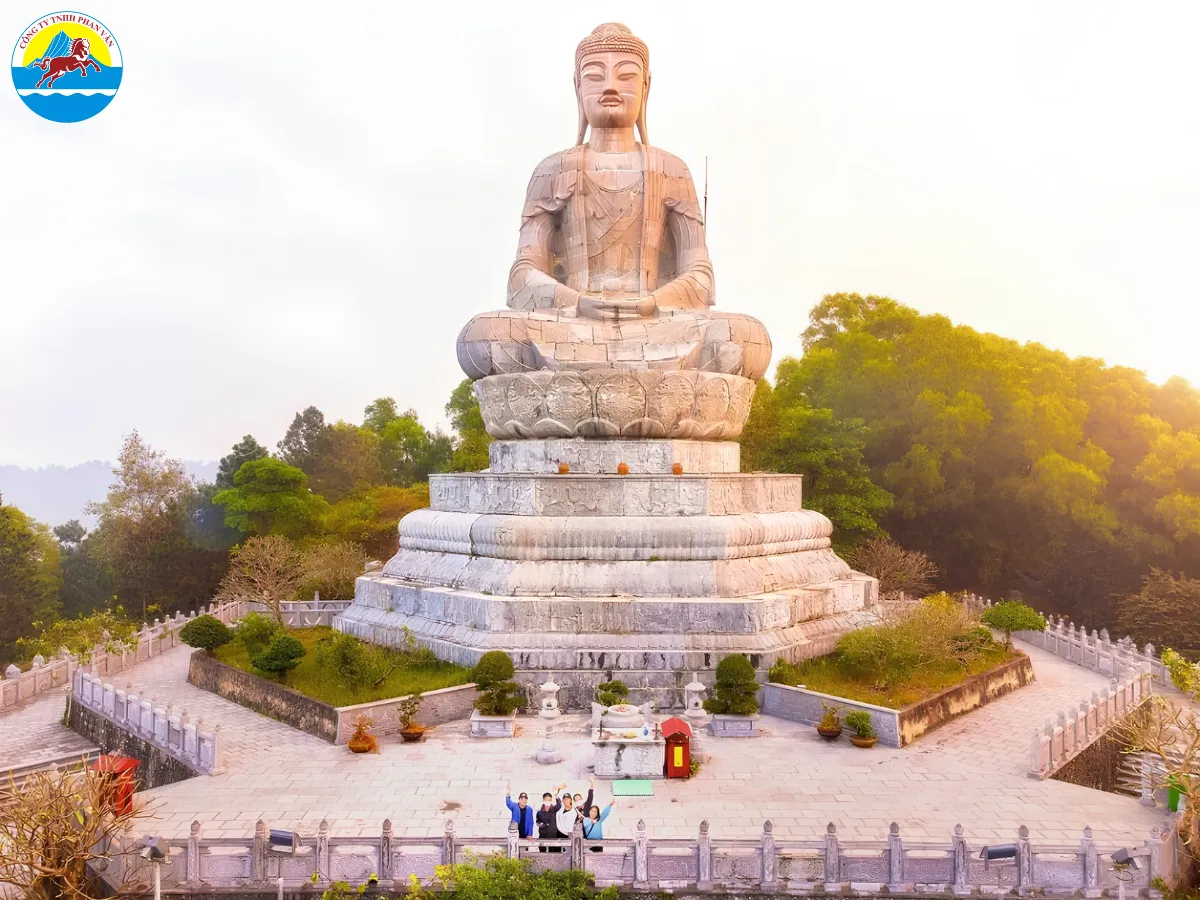 Chùa Phật Tích trên núi Lạn Kha
