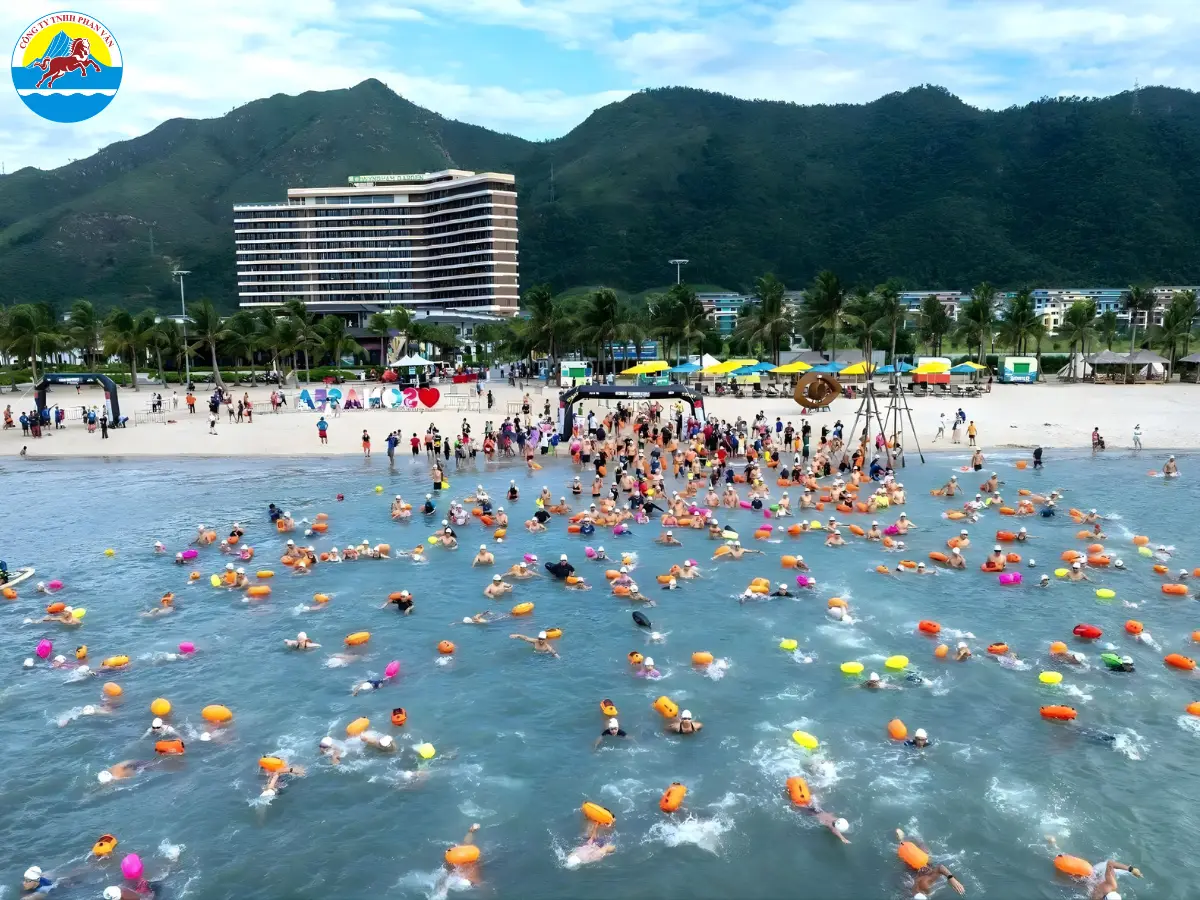 Tắm biển tại Bãi Dài