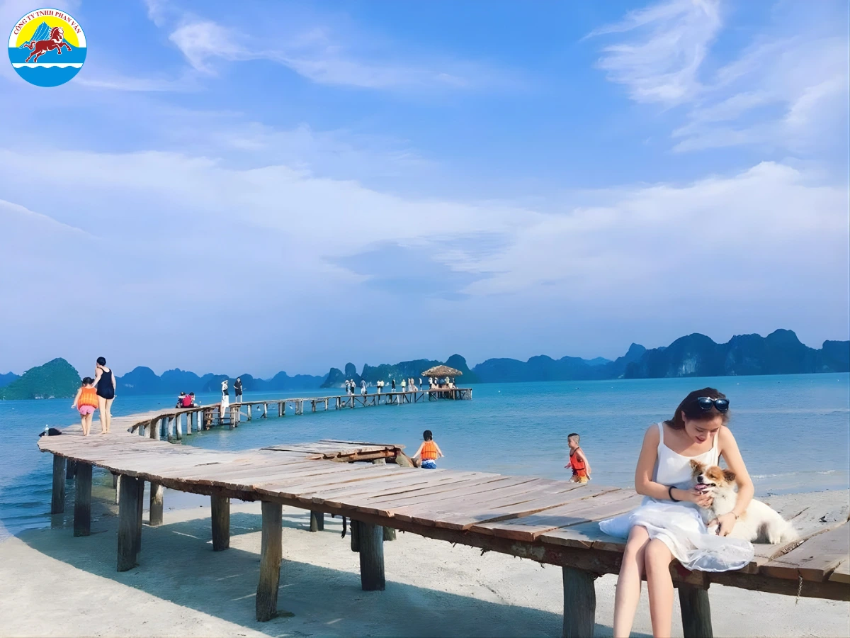 Check-in tại cây cầu gỗ