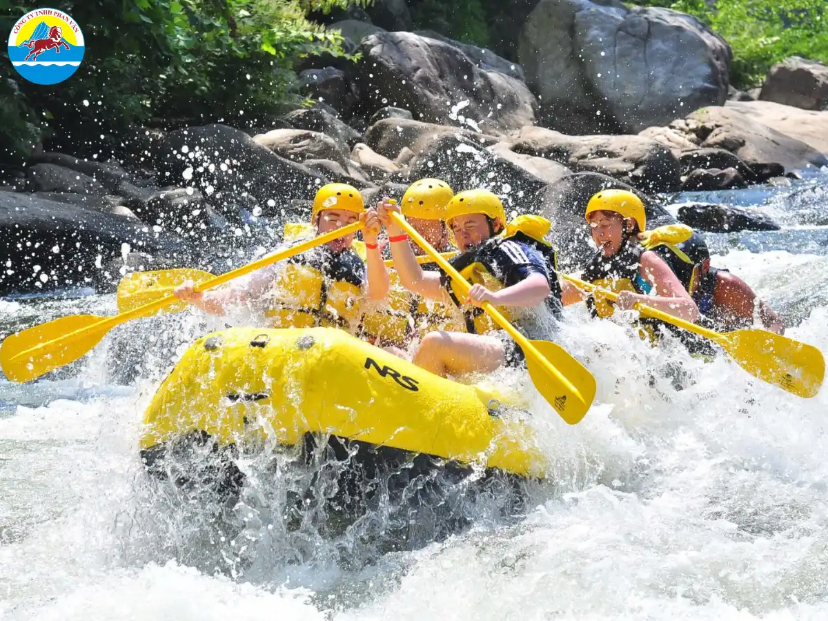 Thử thách chèo thuyền vượt thác Ayung