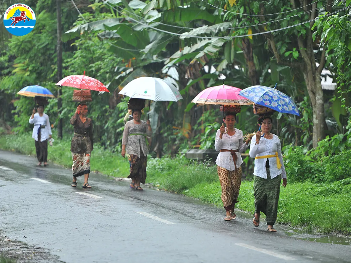 Thời tiết mưa ẩm yêu cầu du khách cần ưu tiên các vật dụng chống nước và tiện lợi