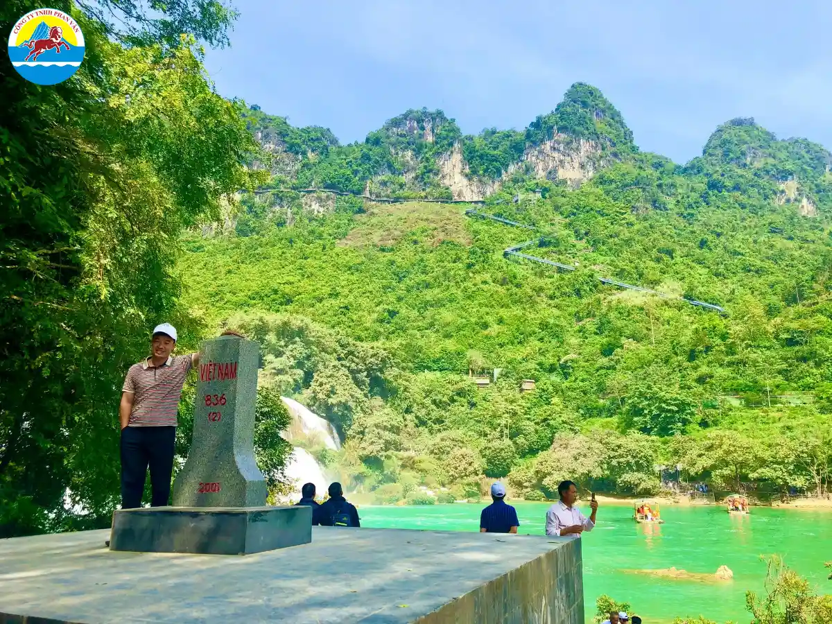 Check-in các cột mốc biên giới tại chân thác