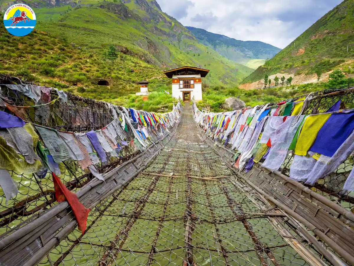 Mùa cao điểm du lịch với thiên nhiên tươi sáng và lễ hội sôi động