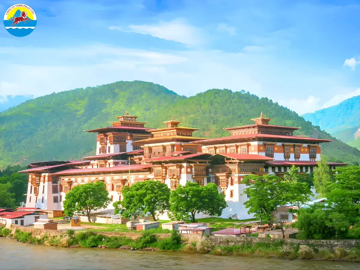 Mùa xuân (tháng 3 - 5) và mùa thu (tháng 9 - 11) là thời điểm lý tưởng đến Bhutan