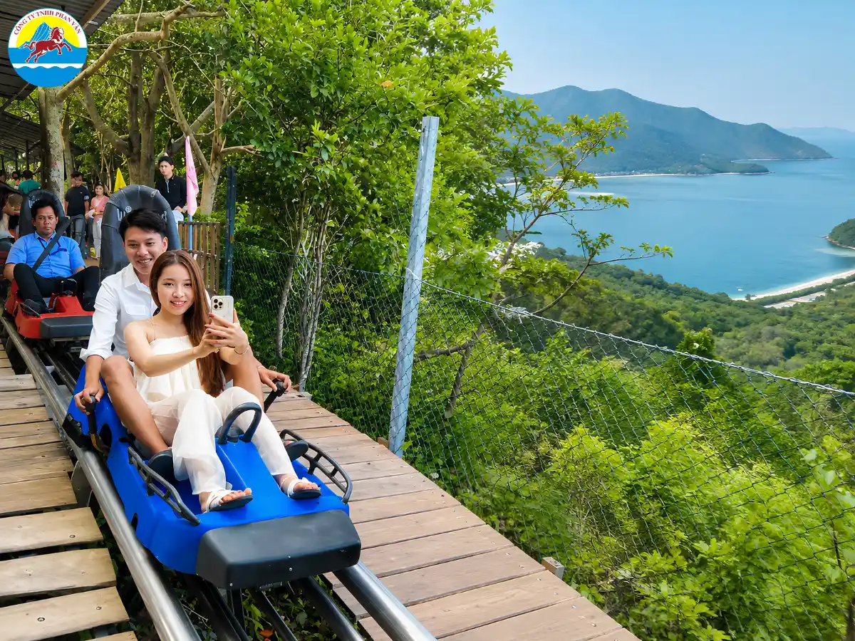 Du khách trải nghiệm xe trượt ống nhìn ra biển