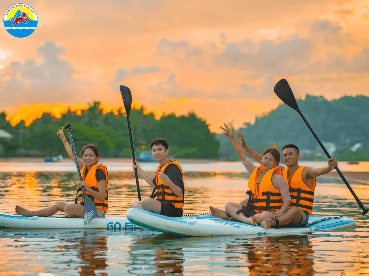 Du khách chèo SUP tại biển Nhật Lệ