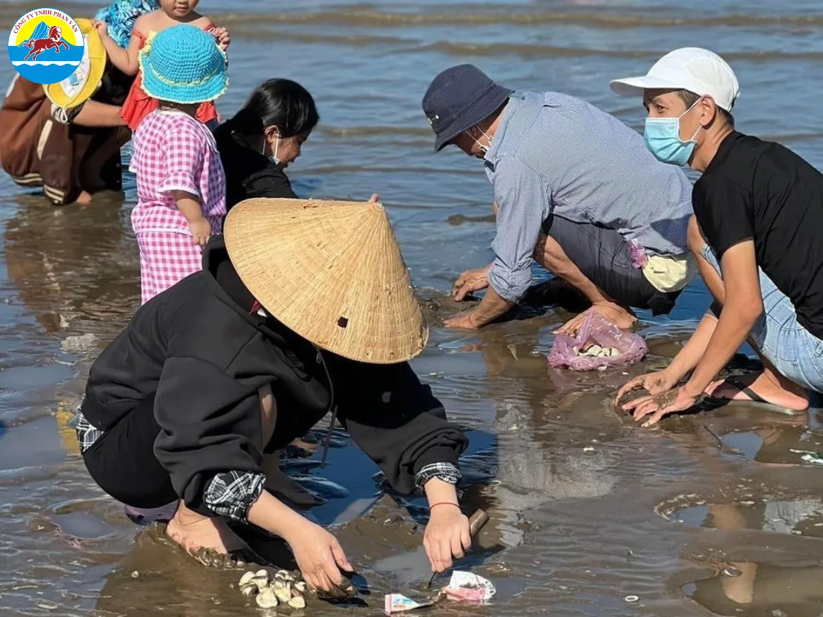 Du khách đang cào nghêu tại biển