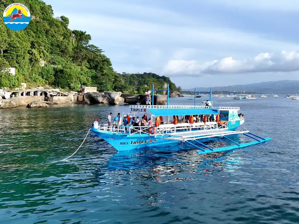 Từ cảng Caticlan, du khách mua vé tàu hoặc thuyền ra đảo Boracay