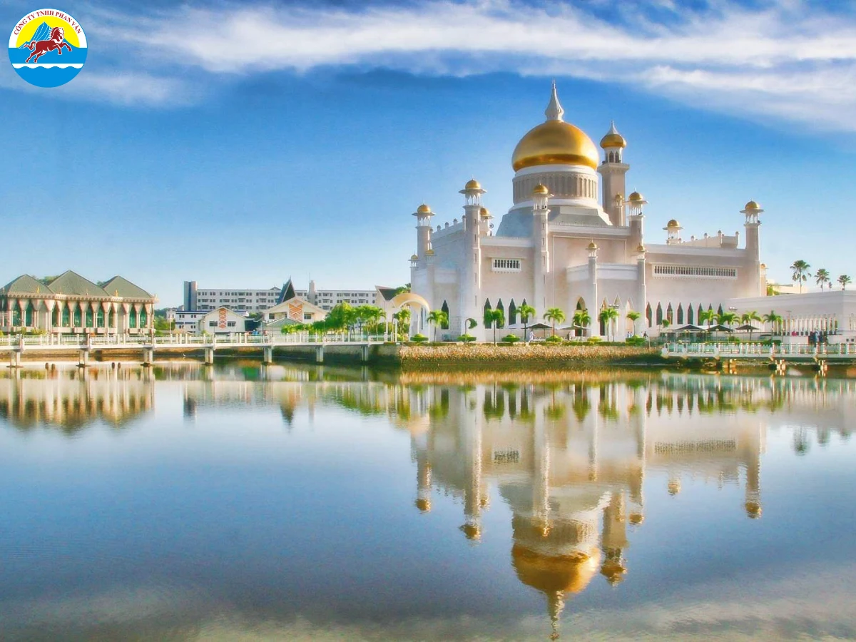 Khí hậu tại Brunei thuộc vùng nhiệt đới gió mùa với nền nhiệt dao động từ 24 - 32 °C