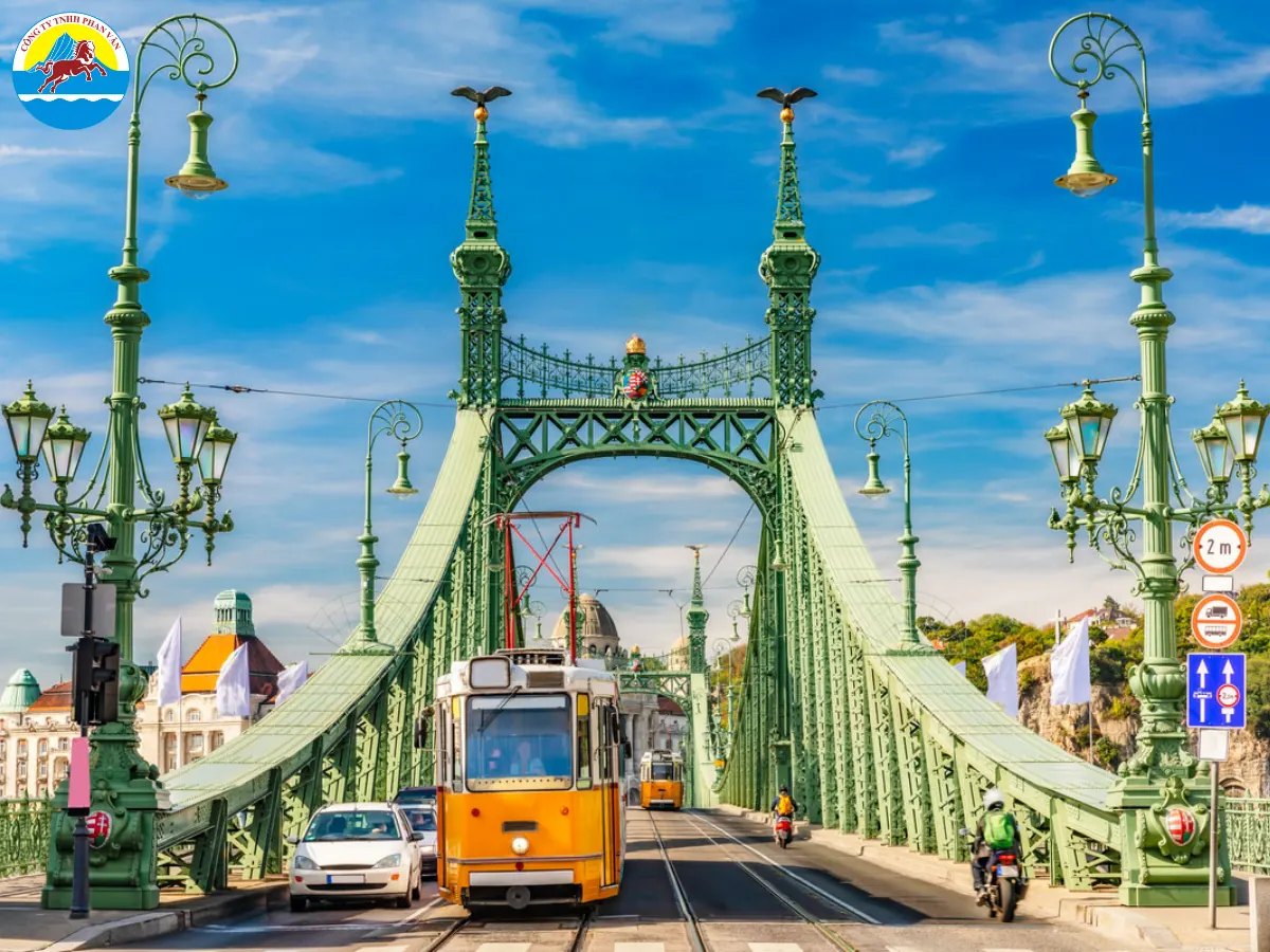 Phan Văn Travel lo hết những chuyện rắc rối