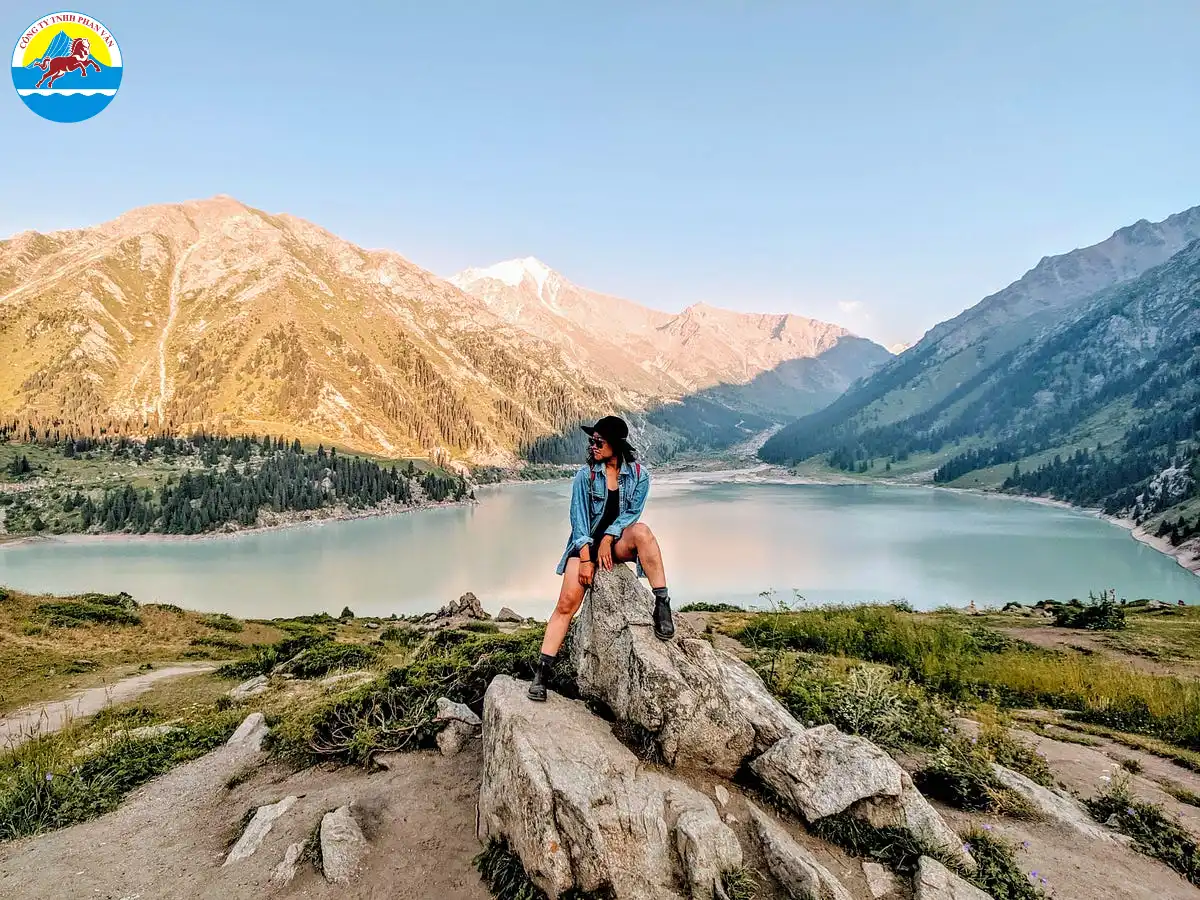 Trekking xuyên hồ núi