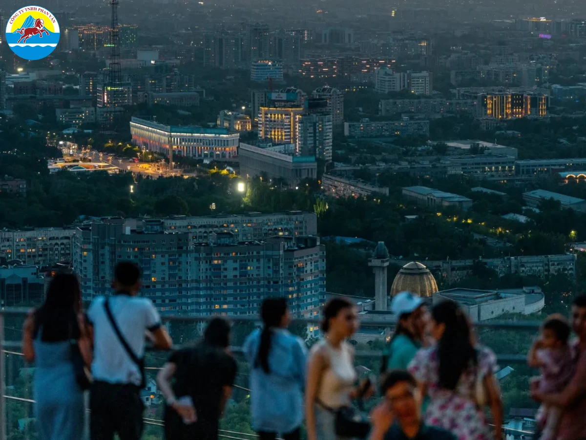 Ngắm hoàng hôn và thành phố trên đồi