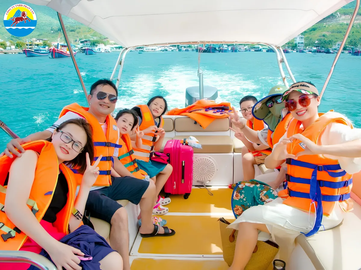 Nhớ mặc áo phao khi đi cano