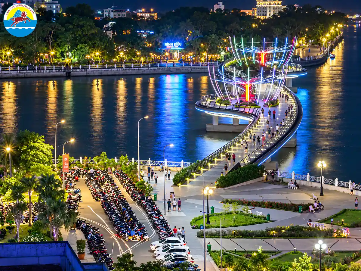 Bến Ninh Kiều tháng 10