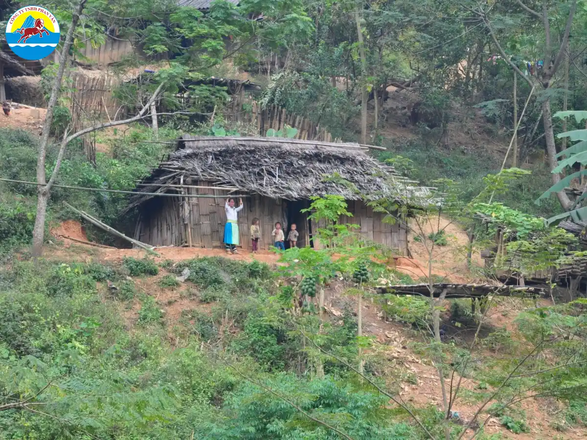 Bản làng người H'Mông và Khmu