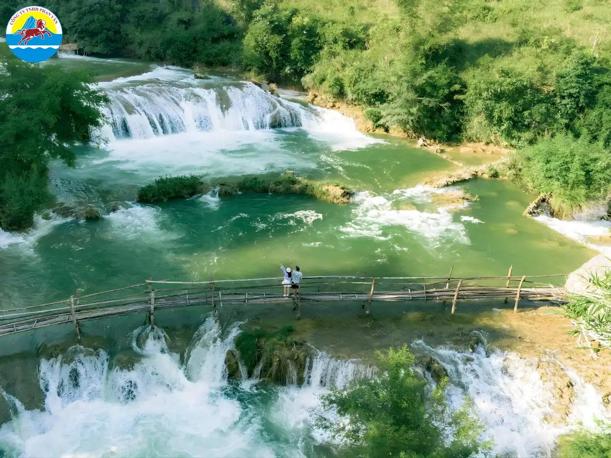 Du khách không được phép bơi lội tại khu vực chân thác Bản Giốc