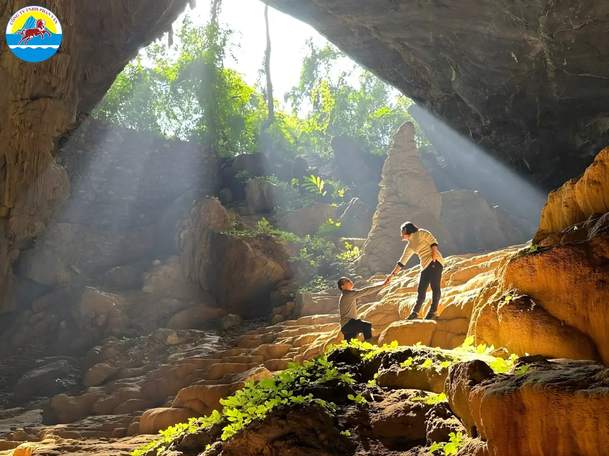 Trốn nóng tại Động Ngườm Ngao