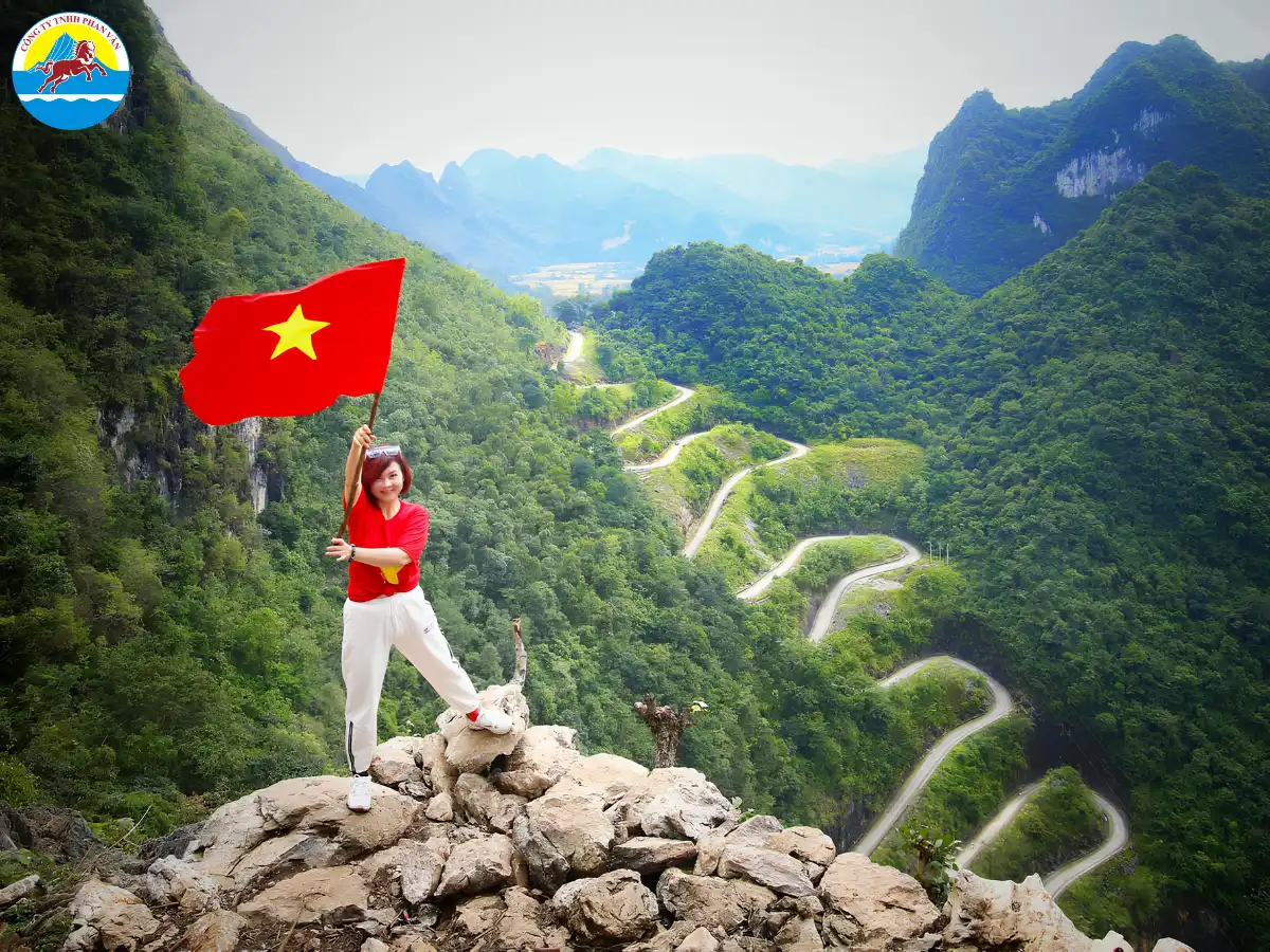 Đèo Mã Phục phủ sương sớm đầu thu