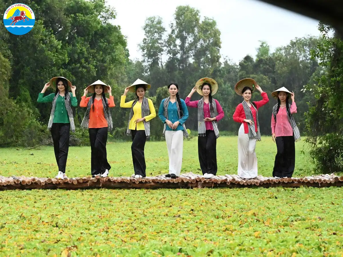 Du khách mặc trang phục phù hợp khi tham quan rừng tràm mùa nước nổi