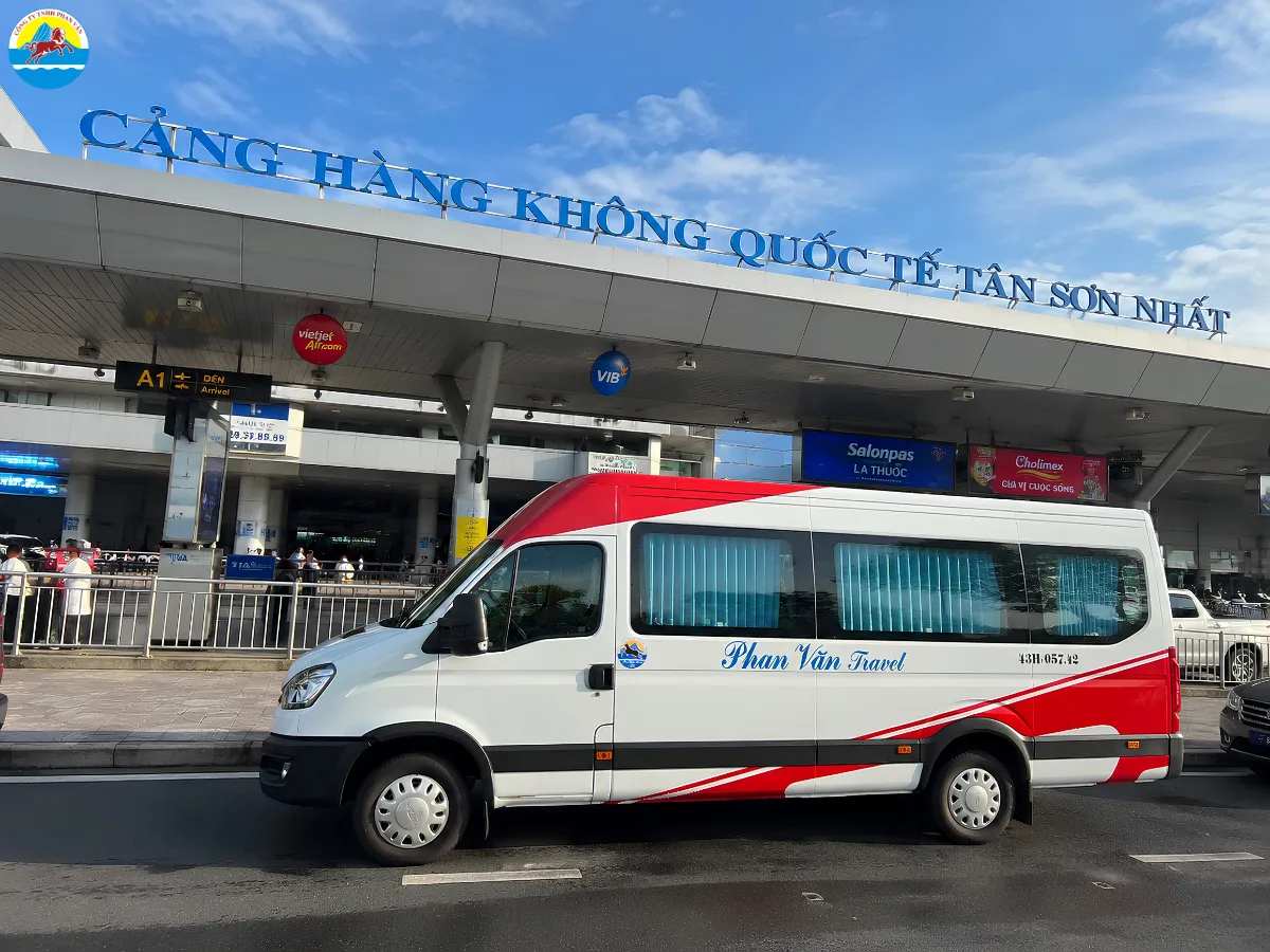 Xe đưa đón khách của Phan Văn Travel tại sân bay Tân Sơn Nhất