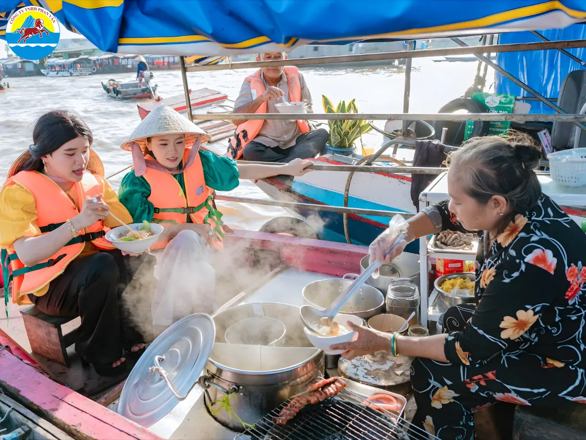 Giá đồ ăn trên chợ nổi khá bình dân