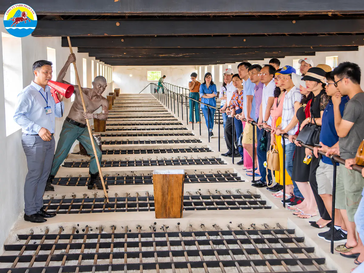 Du khách tìm hiểu lịch sử tại di tích nhà tù Côn Đảo
