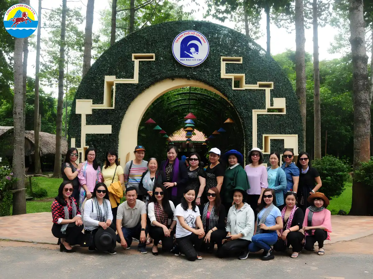 Đoàn khách chụp hình kỷ niệm tại cổng vào khu di tích địa đạo Củ Chi