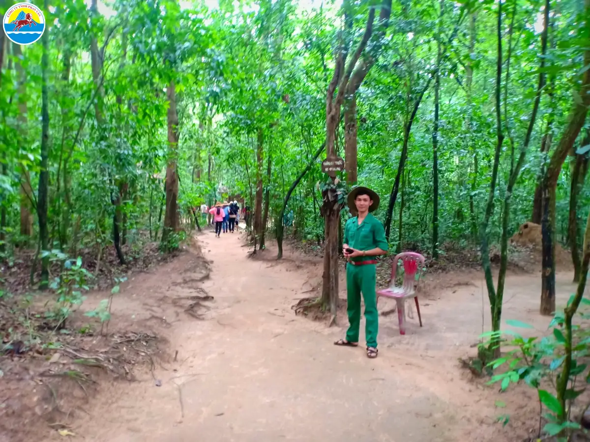 tour du lịch địa đạo củ chi 1 ngày​
