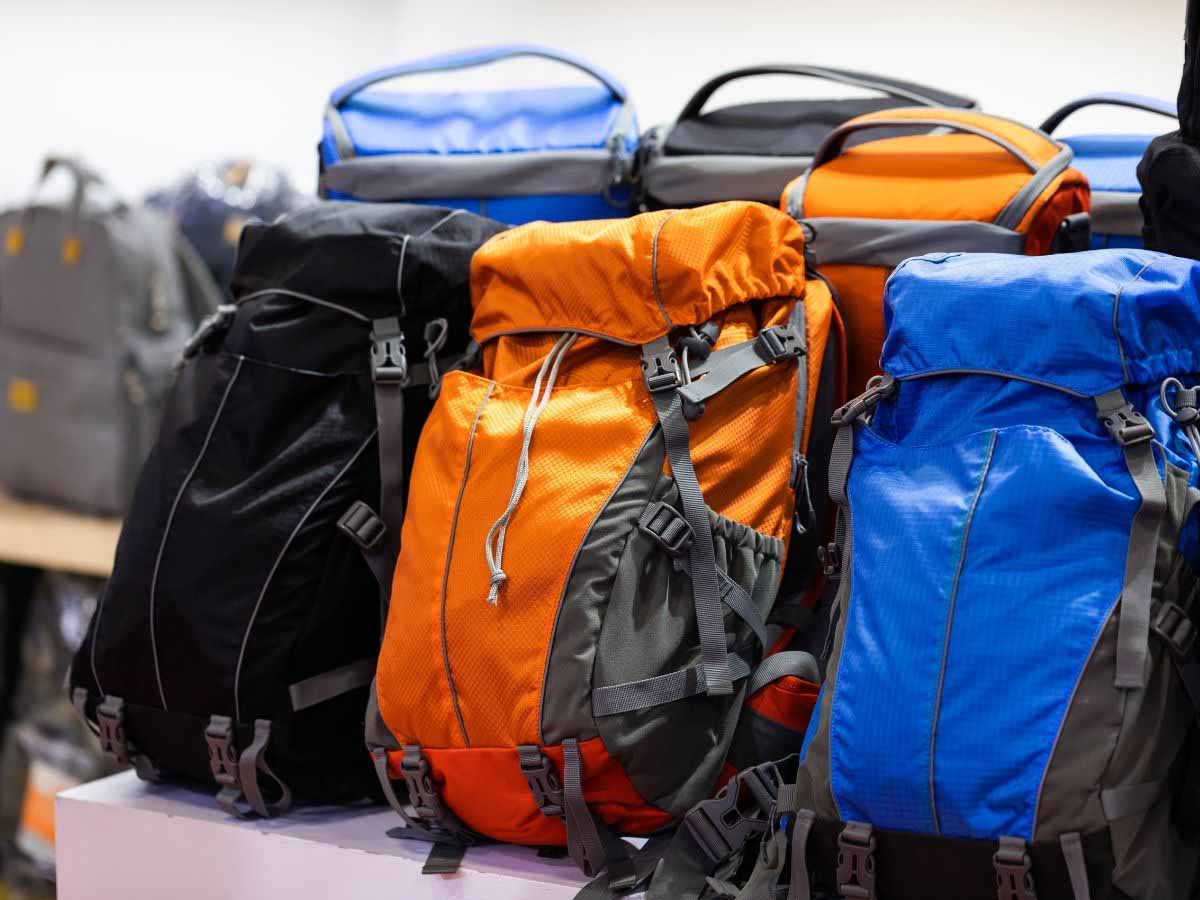 Nên mang balo chống thấm nước tốt