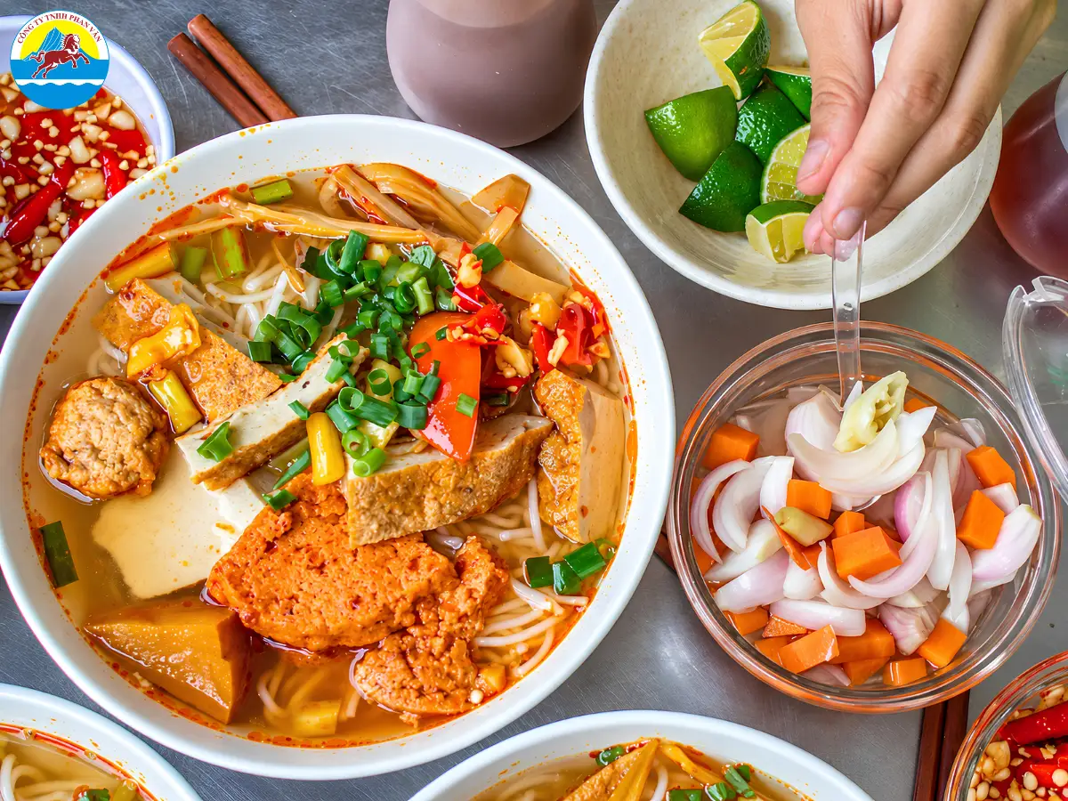 Bún chả cá Đà Nẵng với chả cá chiên, cà chua và hành lá