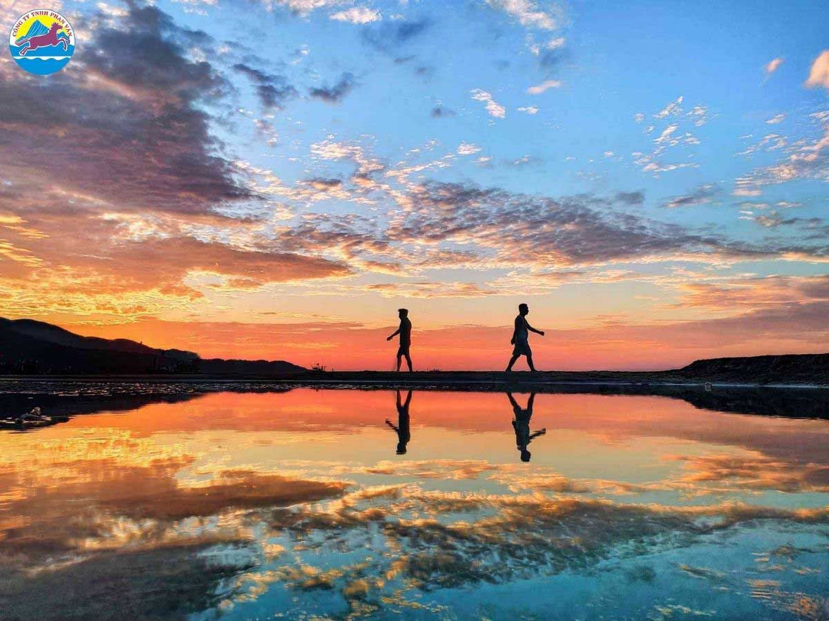 Ngắm hoàng hôn trên biển Mỹ Khê